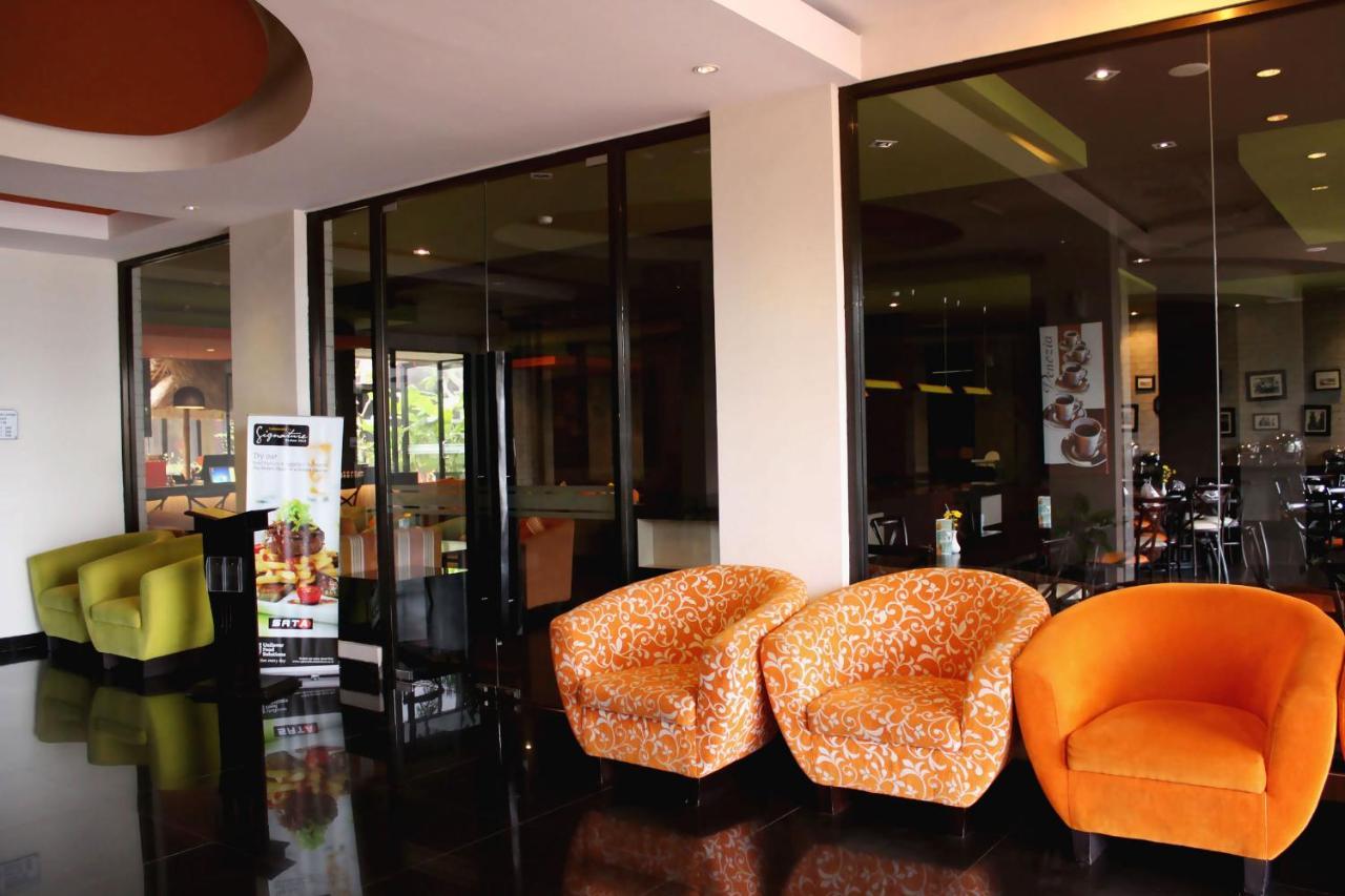 100 Sunset Kuta Hotel & Ballroom Exteriör bild